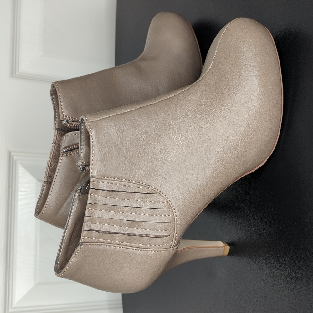 Steve Madden leather taupe ankle boot Greer size 7